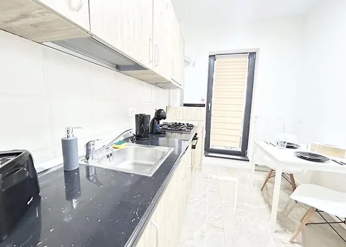 Modern - Near Plaza Mall With Balcony Lejlighed *