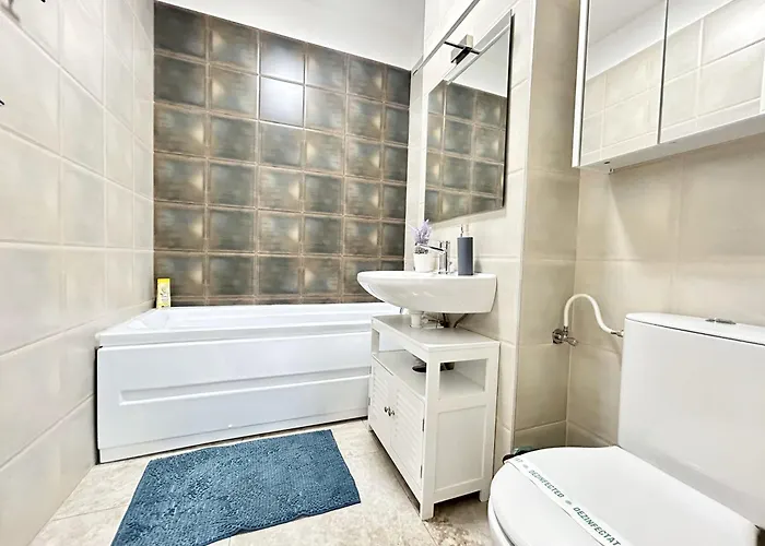 Modern - Near Plaza Mall With Balcony 아파트