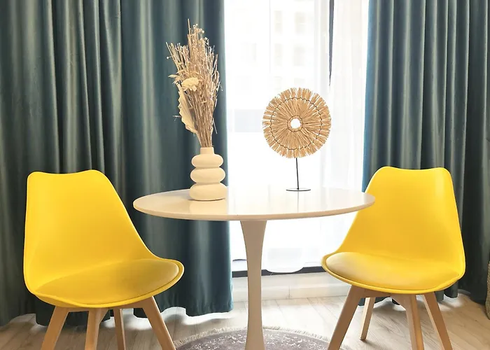 Modern - Near Plaza Mall With Balcony 아파트 *