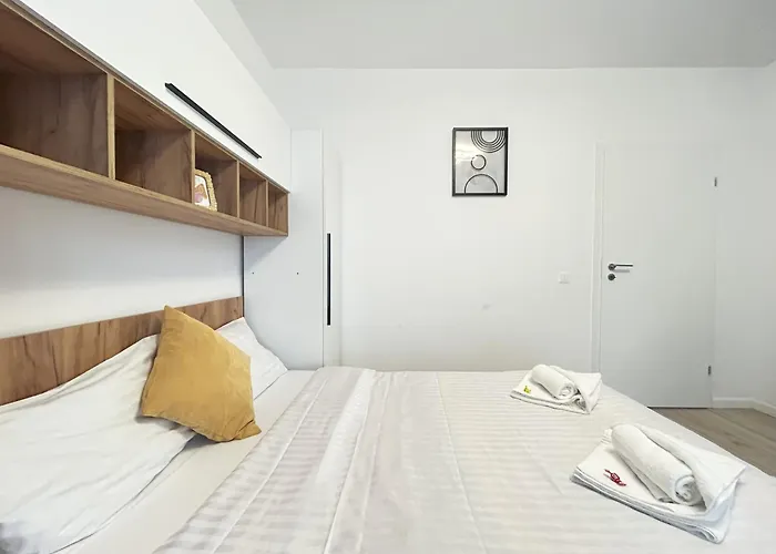 아파트 Modern - Near Plaza Mall With Balcony *