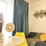 Apartment Modern - Near Plaza Mall With Balcony