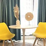 Modern - Near Plaza Mall With Balcony Apartment *