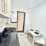 Apartment Modern - Near Plaza Mall With Balcony