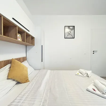 Apartment Modern - Near Plaza Mall With Balcony *