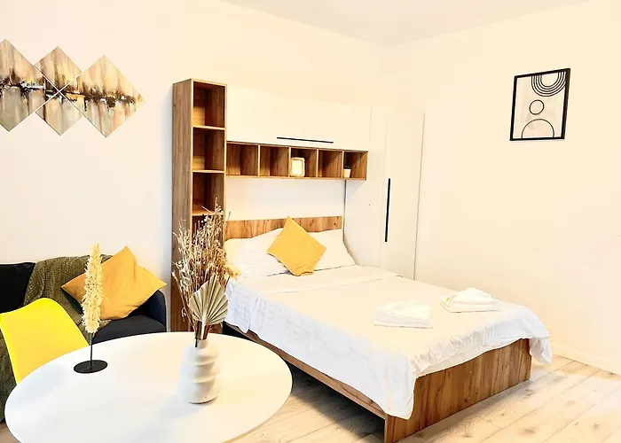 Апартаменти Modern - Near Plaza Mall With Balcony *