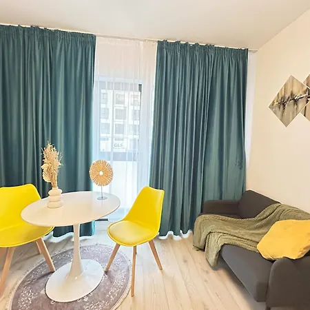 דירה Modern - Near Plaza Mall With Balcony