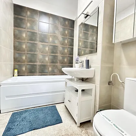 Modern - Near Plaza Mall With Balcony דירה