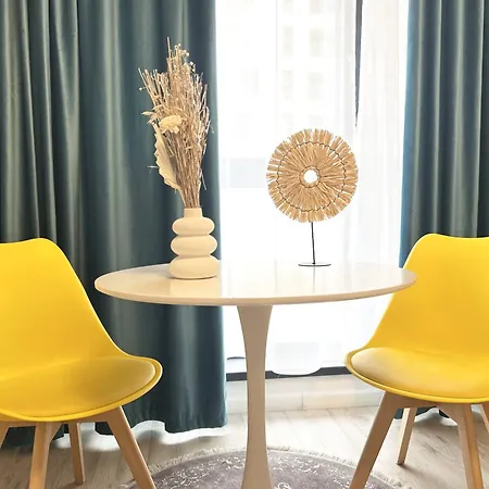 Modern - Near Plaza Mall With Balcony דירה *