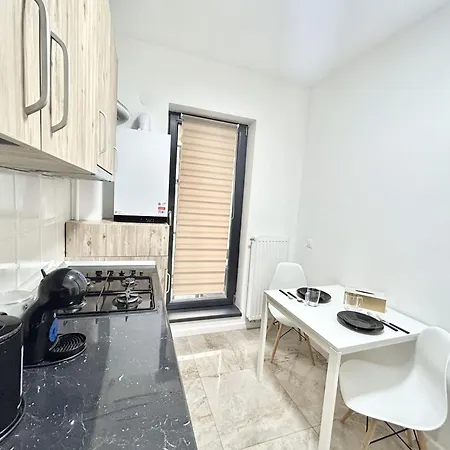 דירה Modern - Near Plaza Mall With Balcony