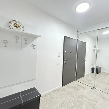 דירה Modern - Near Plaza Mall With Balcony